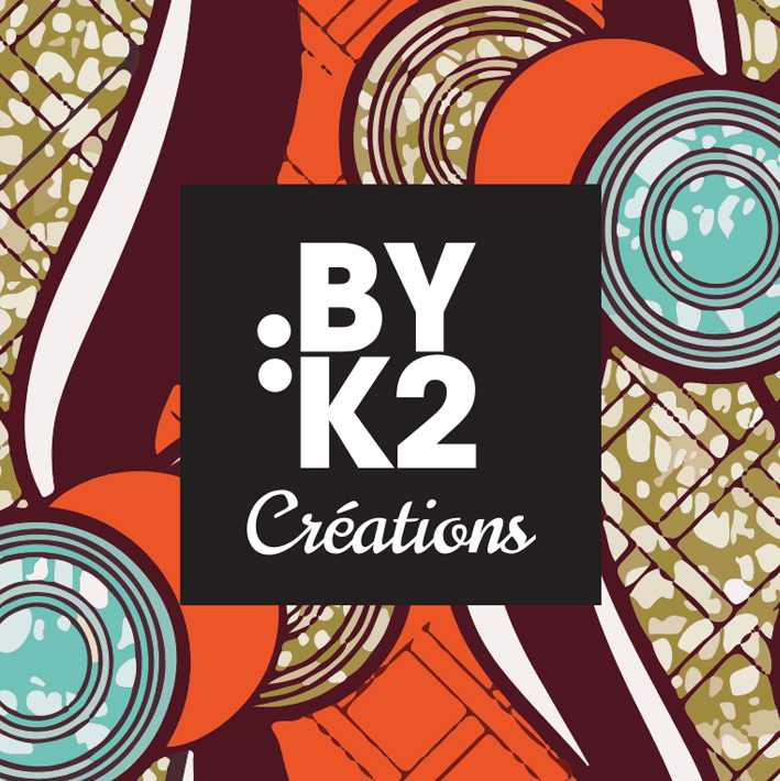 logo pour By K2 créations. le logotype en typo bold blanche inscrite dans un carré noir. Le tout sur un fond tissus wax.